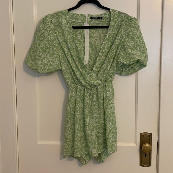 Nasty Gal Green and White Floral Romper, Womens Size 6 boho festival concertcore - Picture 1 of 12